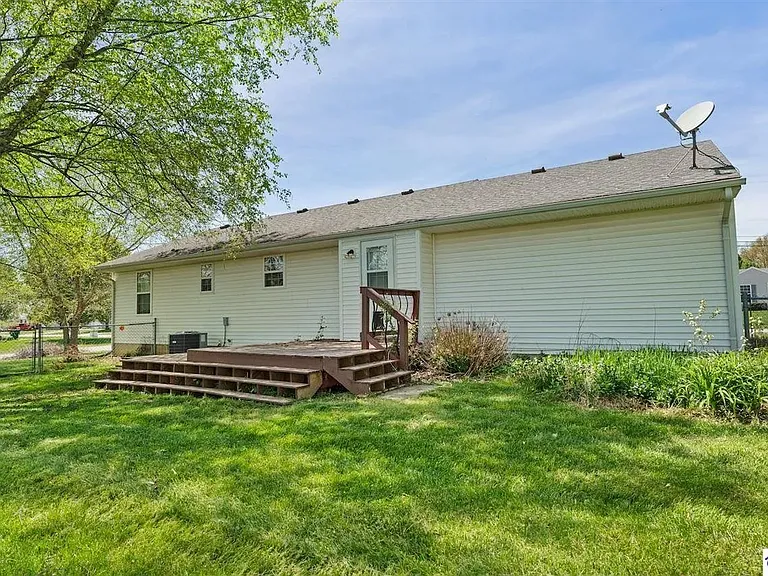 1302 Williamsburg Dr — Photo 2