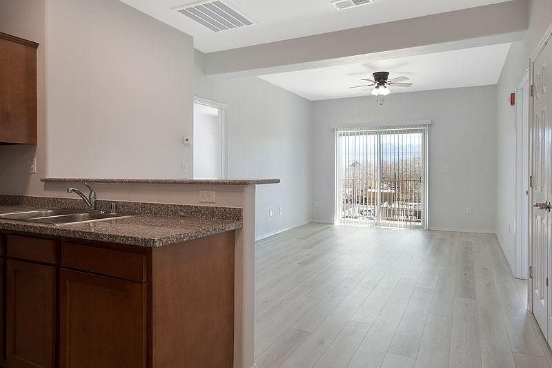 Unit #302: Light & bright with mountain views from the breakfast bar!