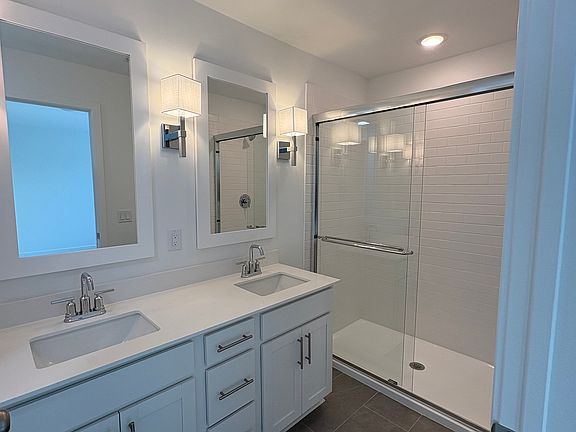 4th image of 55 Basswood St