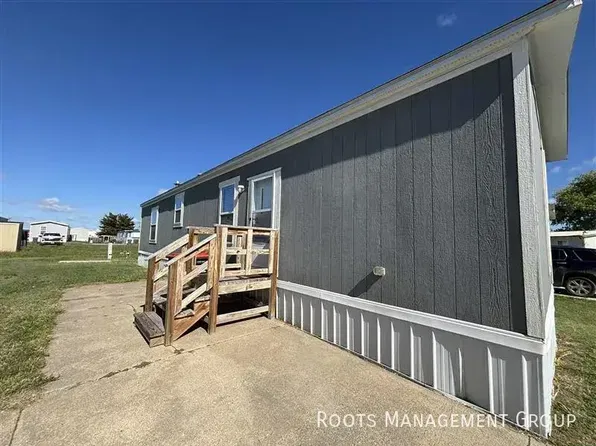 1010 Reservation Rd #B-15, Hays, KS 67601
