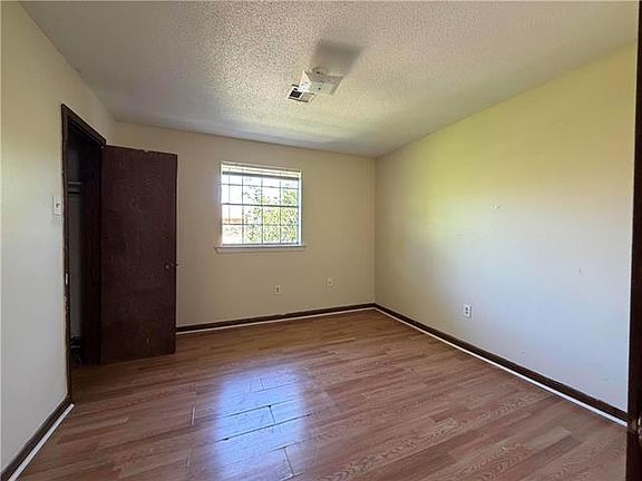 5th image of 3700 Martinique Ave