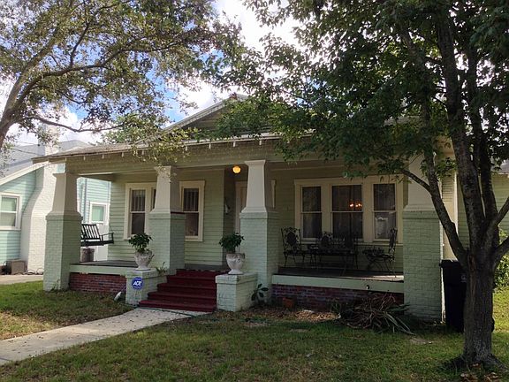 Charming home with 9.5 foot ceilings throughout