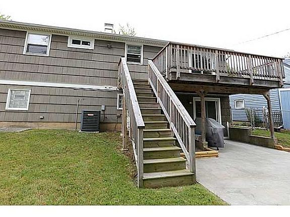 5th image of 32 Lois Dr