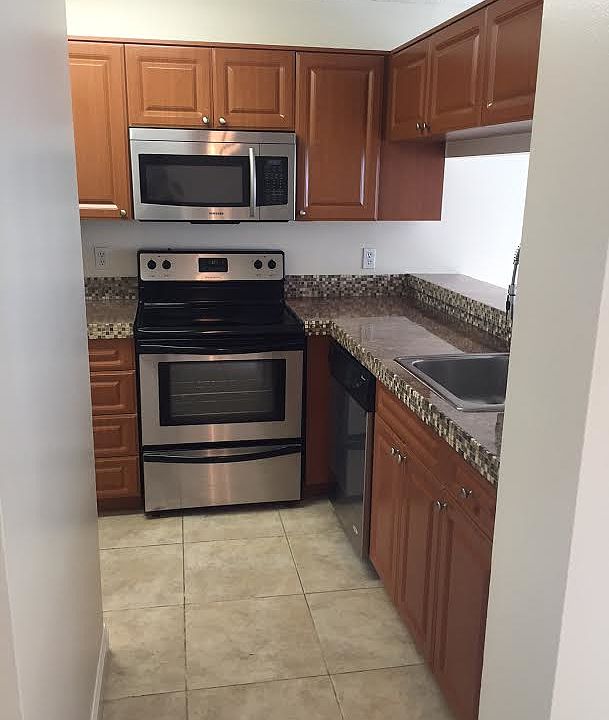 1st image of 1102 Glenmoor Dr
