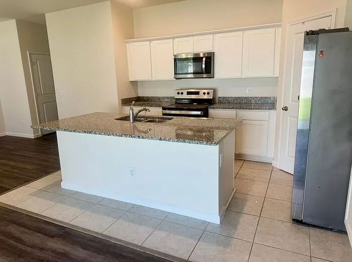 4 bed, 3.0 bath, 2310 sqft, $2,295 — Photo 4