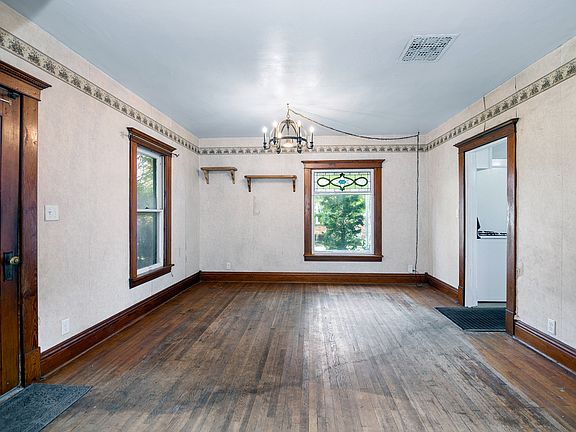3rd image of 180 Center St
