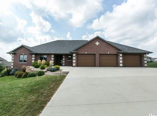 11211 Bahia Ct, Peosta, IA 52068