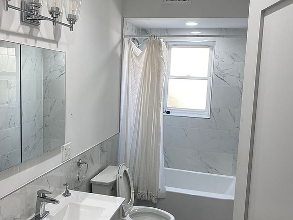 4th image of 136 N Marion St APT 3D