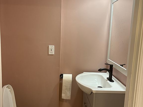 5th image of 209 S Chapel St