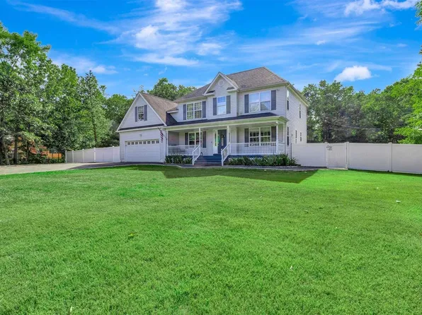 2 Old Saddle Road, Ridge, NY 11961