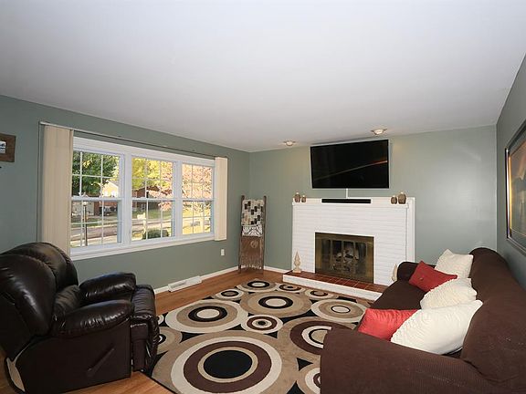 4th image of 920 Villa Dr