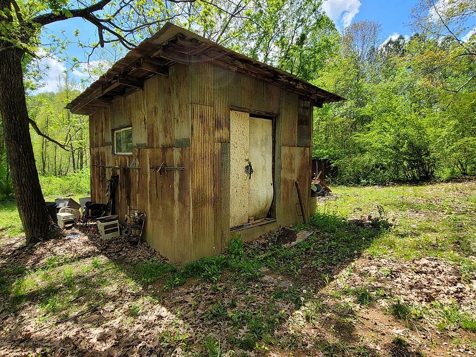 2nd image of 200 Zeke Hollow Rd