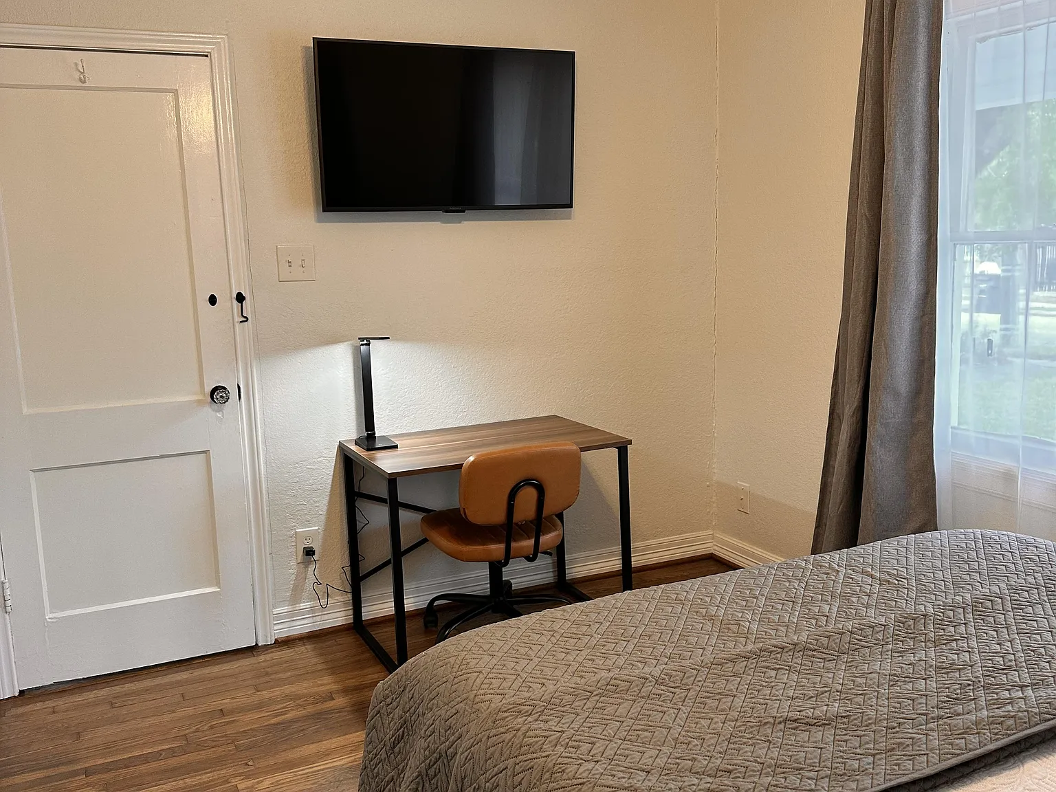 3 bed, 3.0 bath, 1600 sqft, $1,148 — Photo 2