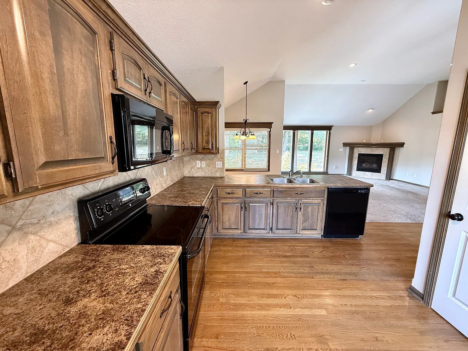 3 bed, 2672 sqft, $2,000 — Photo 4