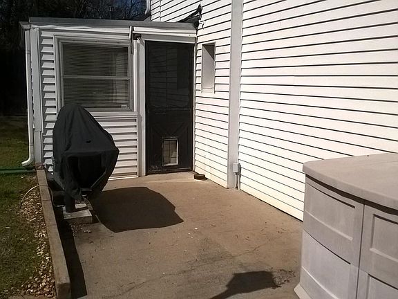 4th image of 329 Rose St