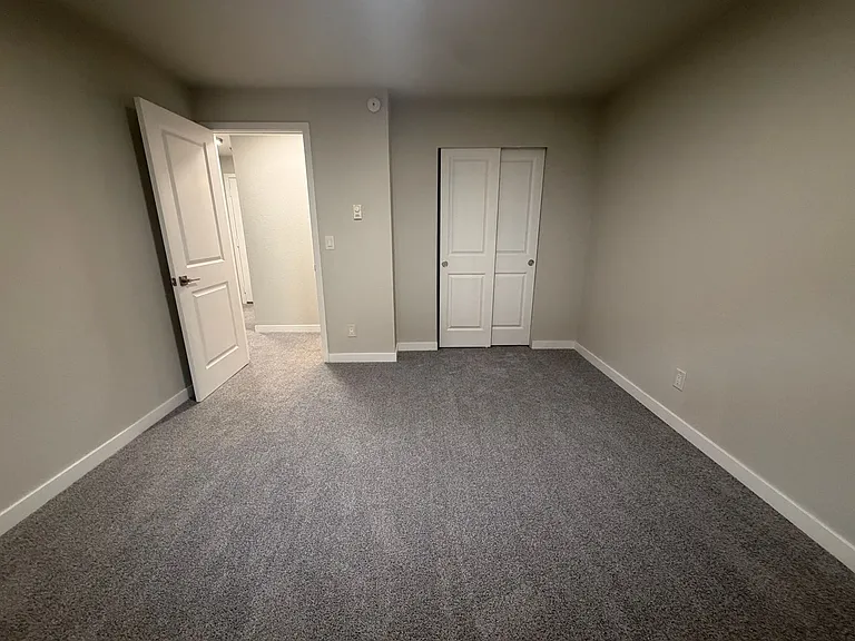 Carlynn Apartments — Photo 6