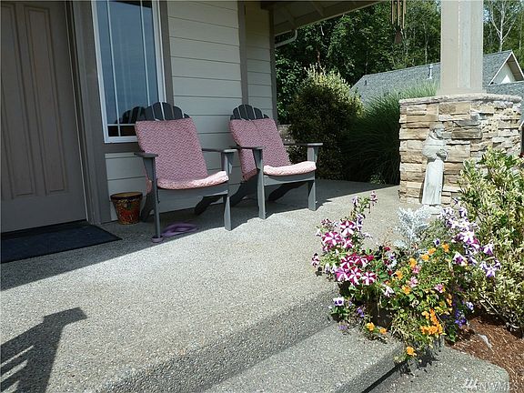 Sit on the front porch with morning coffee or evening beverage and enjoy the mountain, sun on the water and boat traffic.