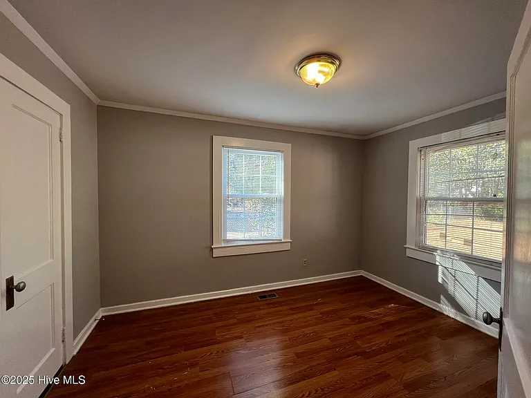 402 Sanborn St — Photo 15