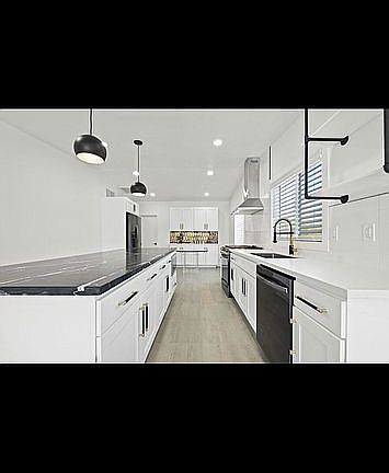 3rd image of 1631 E Granvia Valmonte