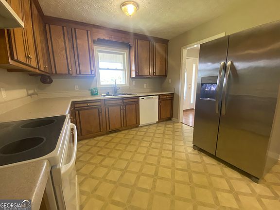 5th image of 240 Carlton Dr