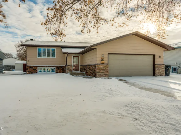 421 Birchwood Dr, Bismarck, ND 58504