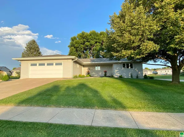 610 Park Ct, Le Mars, IA 51031