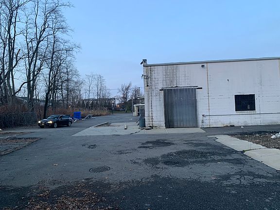 3rd image of 2280 Union Blvd