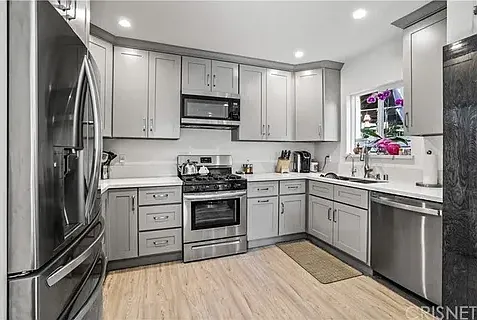 7911 Whitsett Ave — Photo 3