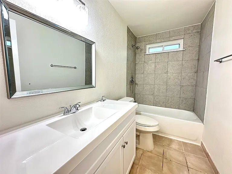504 Raymond St — Photo 12