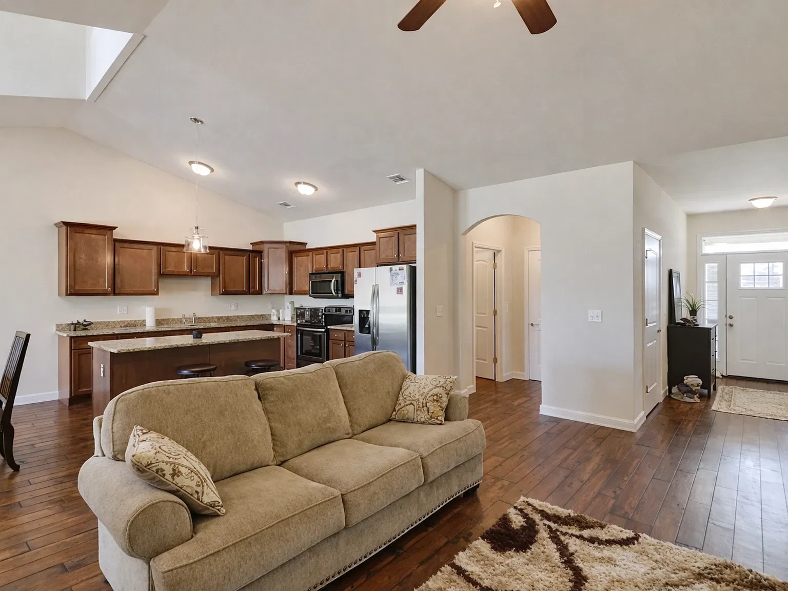 Upscale 3 bedroom Townhome in Prestigious Grande Mere — Photo 2