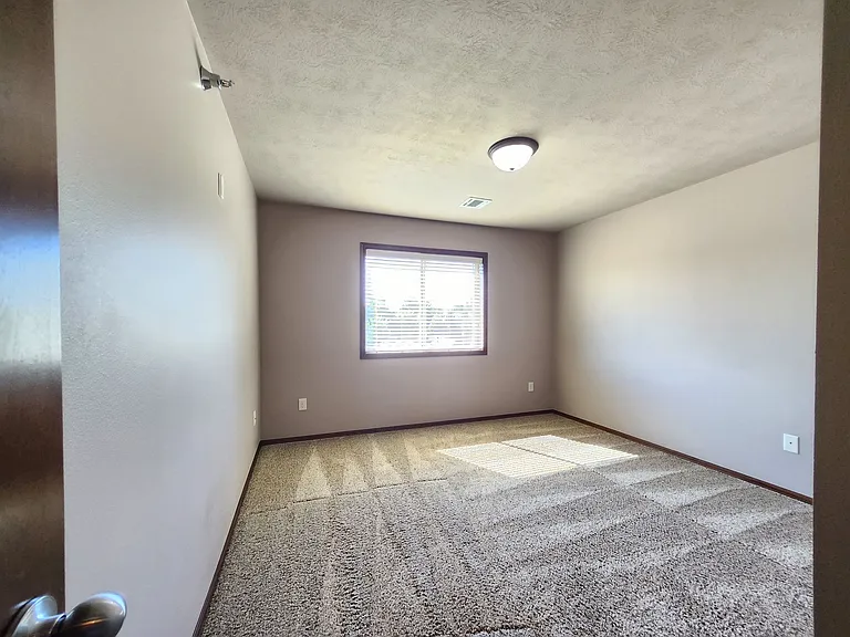PRAIRIE POINTE APARTMENTS — Photo 10