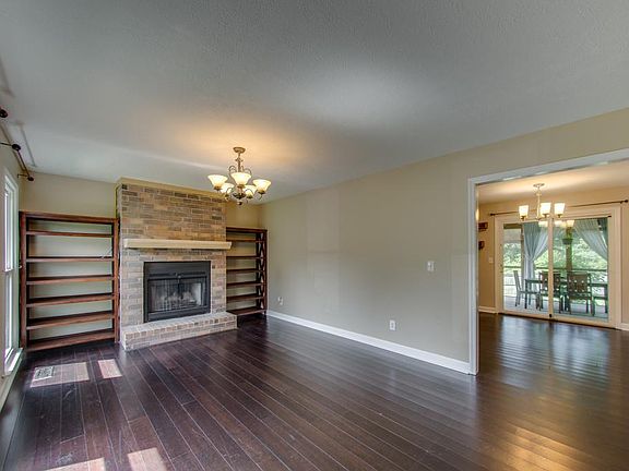 4th image of 301 Moorman Dr