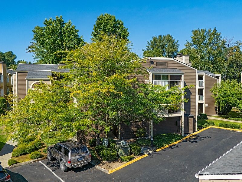 2nd image of 7350 W Lake Sammamish Parkway #3-302
