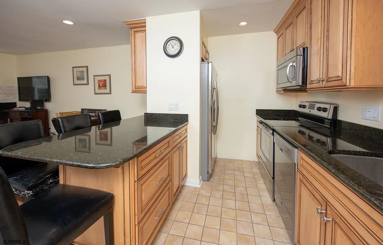 3 bed, 2.5 bath, $2,400 — Photo 2