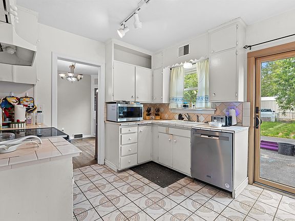 5th image of 1022 10th Ave