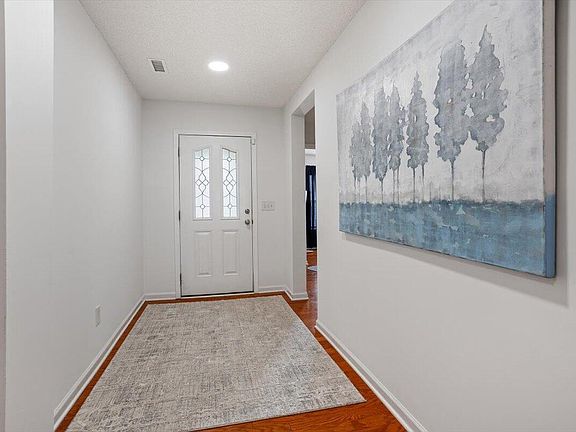 3rd image of 214 Larktree Ln
