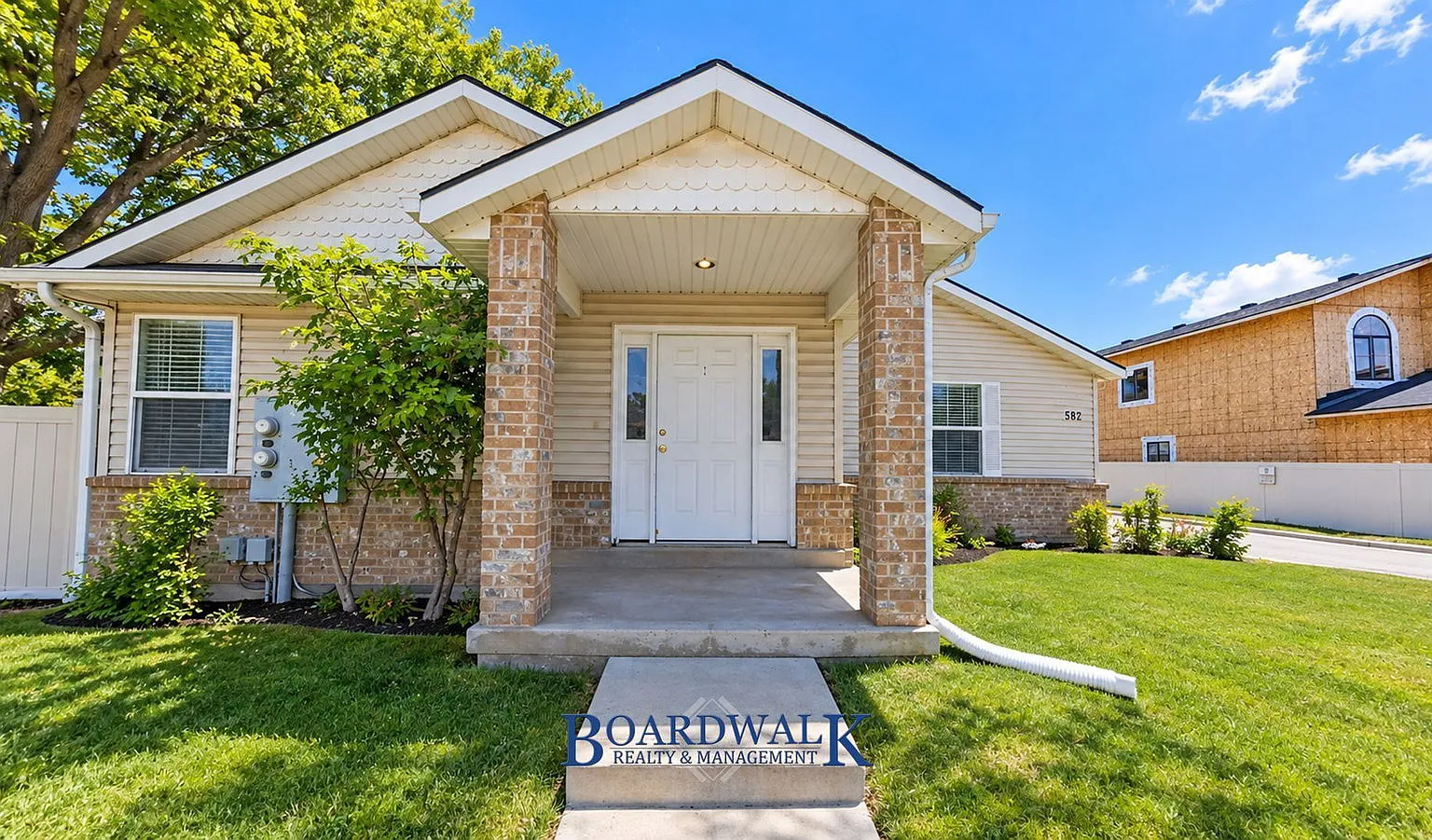 582 N Redwood Rd — Photo 1