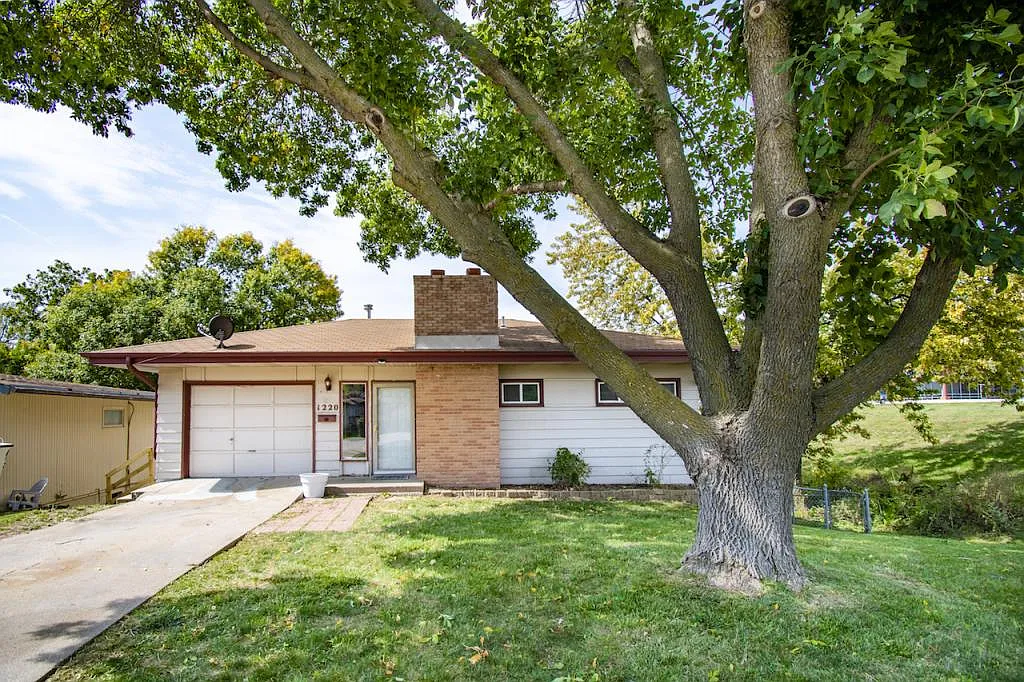 1220 Hillcrest Dr — Photo 1