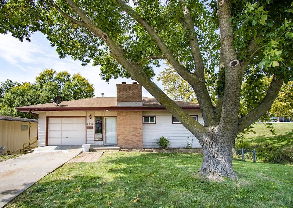 1220 Hillcrest Dr