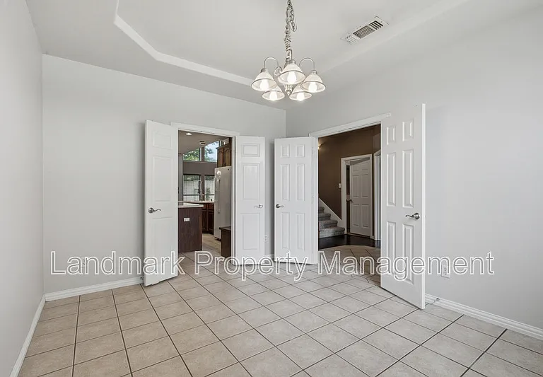 2115 Lexington Dr — Photo 8