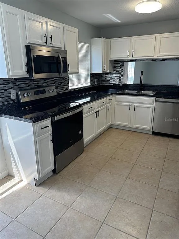 3 bed, 2.0 bath, 1410 sqft, $2,000 — Photo 2