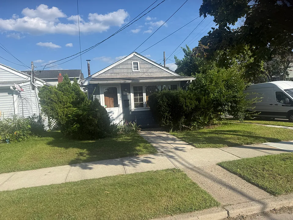 84 Hewlett Point Ave