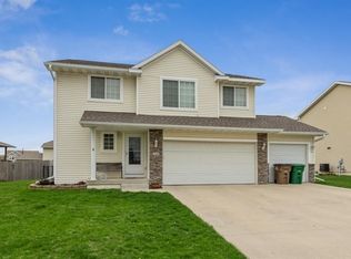 220 SE Sweetgrass Dr, Pleasant Hill, IA 50327