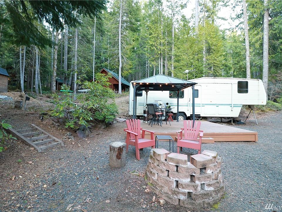 Enjoy the beautiful view from the deck of the tree house!