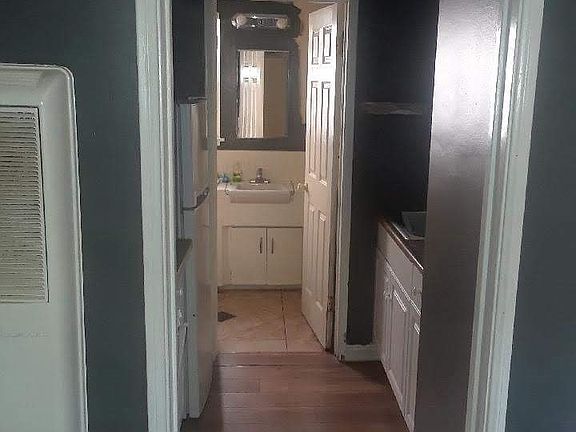 3rd image of 723 E 6th St