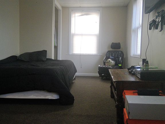 3rd image of 1750 Lonsdale Ave