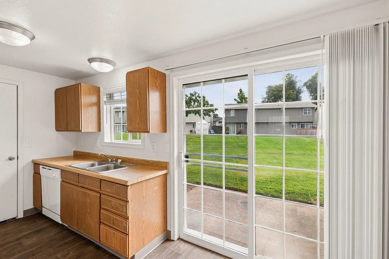 Evergreen Townhouses — Photo 4