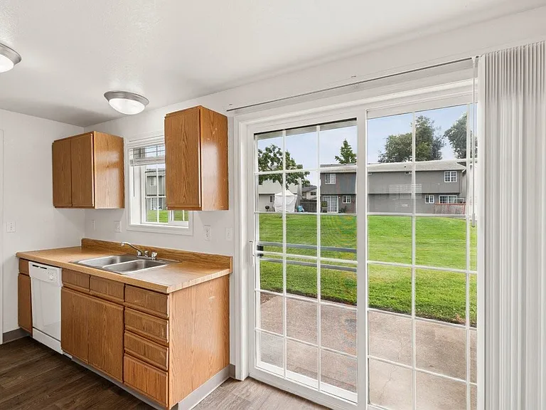 Evergreen Townhouses — Photo 4