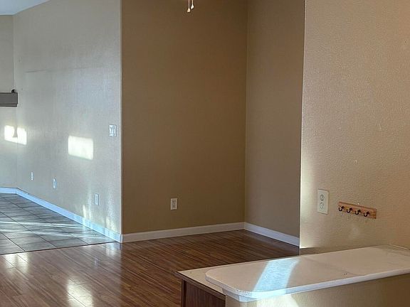5th image of 954 Iris Ln