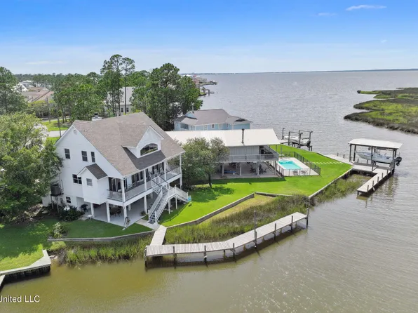 236 Pinewood Dr, Pass Christian, MS 39571